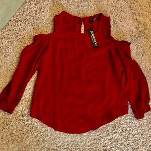 💚 Red blouse w cut out shoulders Sz Small